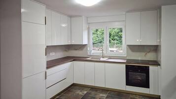 Fridge, oven, stovetop, dishwasher