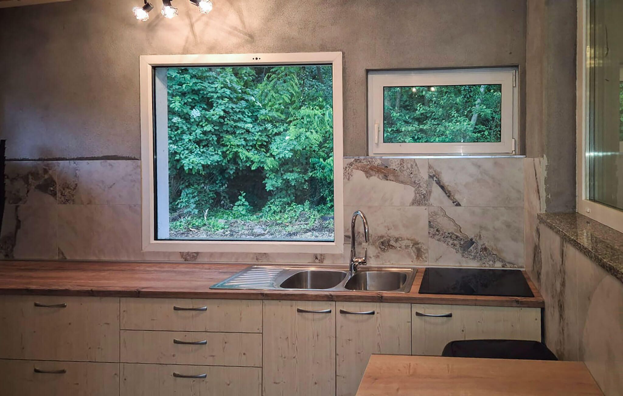 Kjøleskap, ovn, kokeplater og oppvaskmaskin