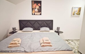 6 chambres, coffres-forts dans les chambres, fer et planche à repasser