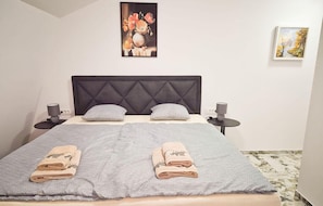 6 chambres, coffres-forts dans les chambres, fer et planche à repasser