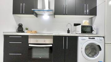 Een microgolfoven, een oven, een kookplaat