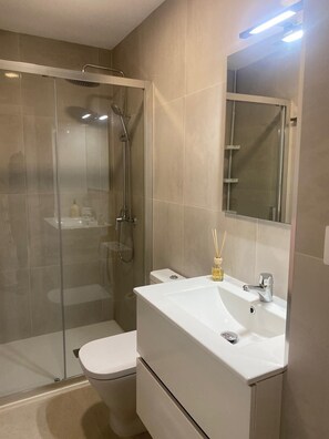 Douche, sĂšche-cheveux, serviettes fournies, savon