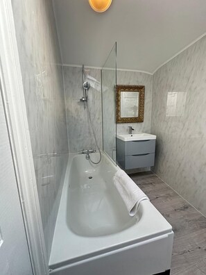 Sèche-cheveux, serviettes fournies, savon, papier toilette