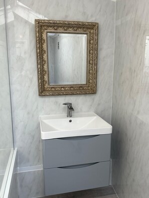 Sèche-cheveux, serviettes fournies, savon, papier toilette