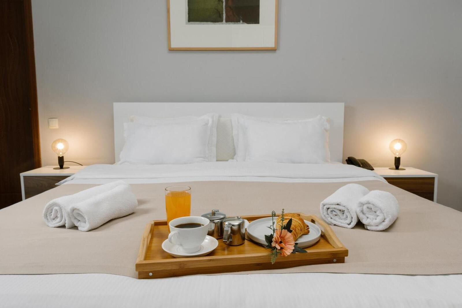 Kahden hengen deluxe-huone (yksi tai kaksi sänkyä) | Tallelokero huoneessa, yksilöllisesti sisustettu