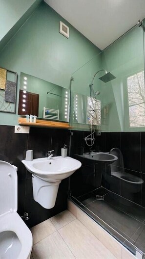 Quarto luxo | Banheiro | Chuveiro, chuveiro com efeito de chuva, produtos de toalete grátis 