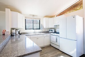 Mikrobølgeovn, ovn, kogeplade, opvaskemaskine