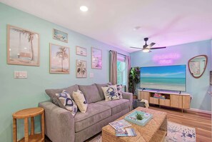 Televisio, videopelejä, kirjoja, työhuone