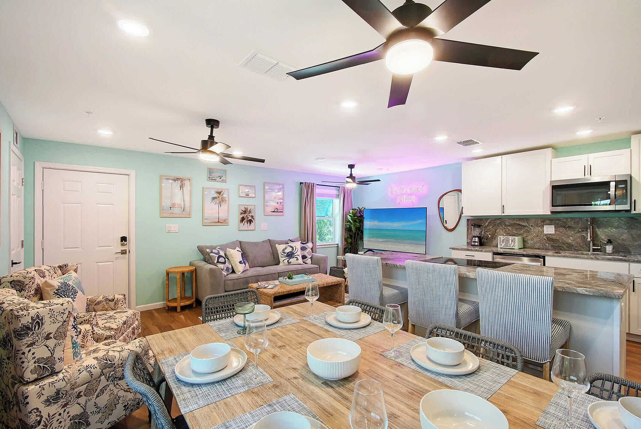 Una televisión, videojuegos, libros, una oficina