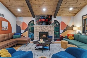 Smart TV, fireplace, table football, ping pong - The Woodlands Escape (Lake Harmony)