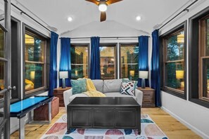 Smart TV, chimenea y tenis de mesa