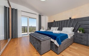 7 bedrooms, iron/ironing board, travel cot, free WiFi