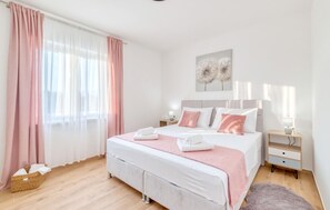 2 bedrooms, travel cot, free WiFi - Beautiful home in Pridraga with private swimming pool, can be inside or outside (Pridraga)