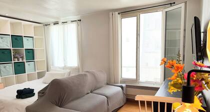 Studio in Central Paris Sleeps 4/ Near Les Halles