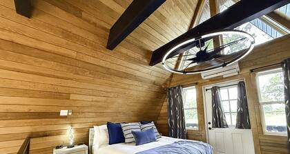 The Fox Hill Cabin: Where Country Charm Meets Town Convenience!