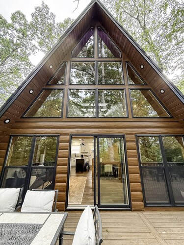 Brand New! The Fox Hill Cabin: Where Country Charm Meets Town Convenience!