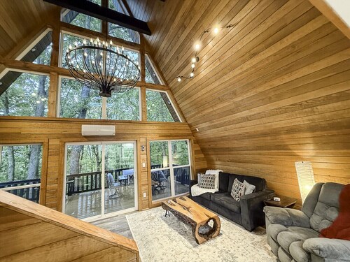 Brand New! The Fox Hill Cabin: Where Country Charm Meets Town Convenience!