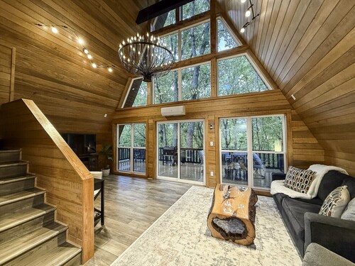 Brand New! The Fox Hill Cabin: Where Country Charm Meets Town Convenience!
