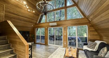 Brand New! The Fox Hill Cabin: Where Country Charm Meets Town Convenience!