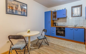 Réfrigérateur, four, plaque de cuisson, cafetière/bouilloire