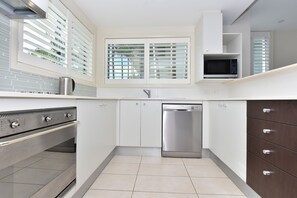 Una cucina moderna con forno, microonde ed elettrodomestici inclusi.