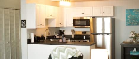 Een koelkast, een magnetron, een oven, een kookplaat