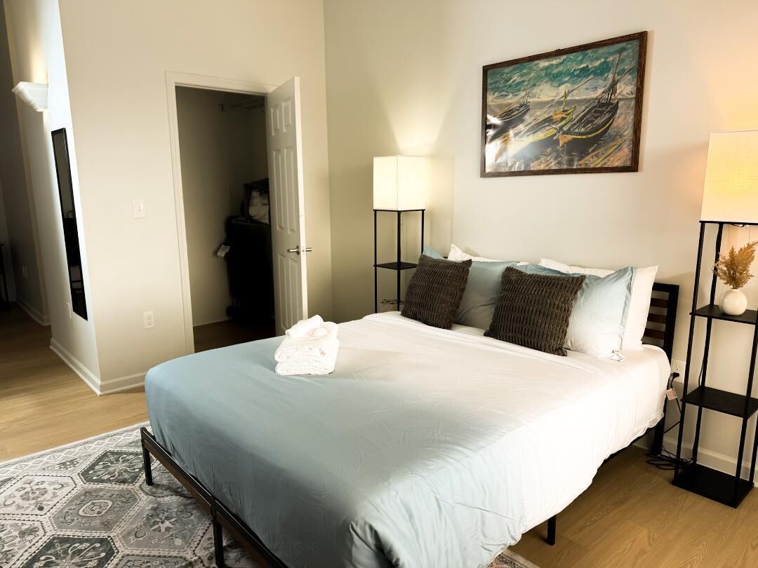 2 makuuhuonetta, työpöytä, silitysrauta/-lauta, vauvan matkasänky