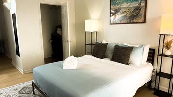 2 camere, una scrivania, ferro/asse da stiro, culla da viaggio