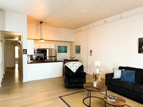 Charming 2-bedroom apartment with AC, Free Parking in wonderful Cleveland