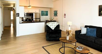 Charming 2-bedroom apartment with AC, Free Parking in wonderful Cleveland