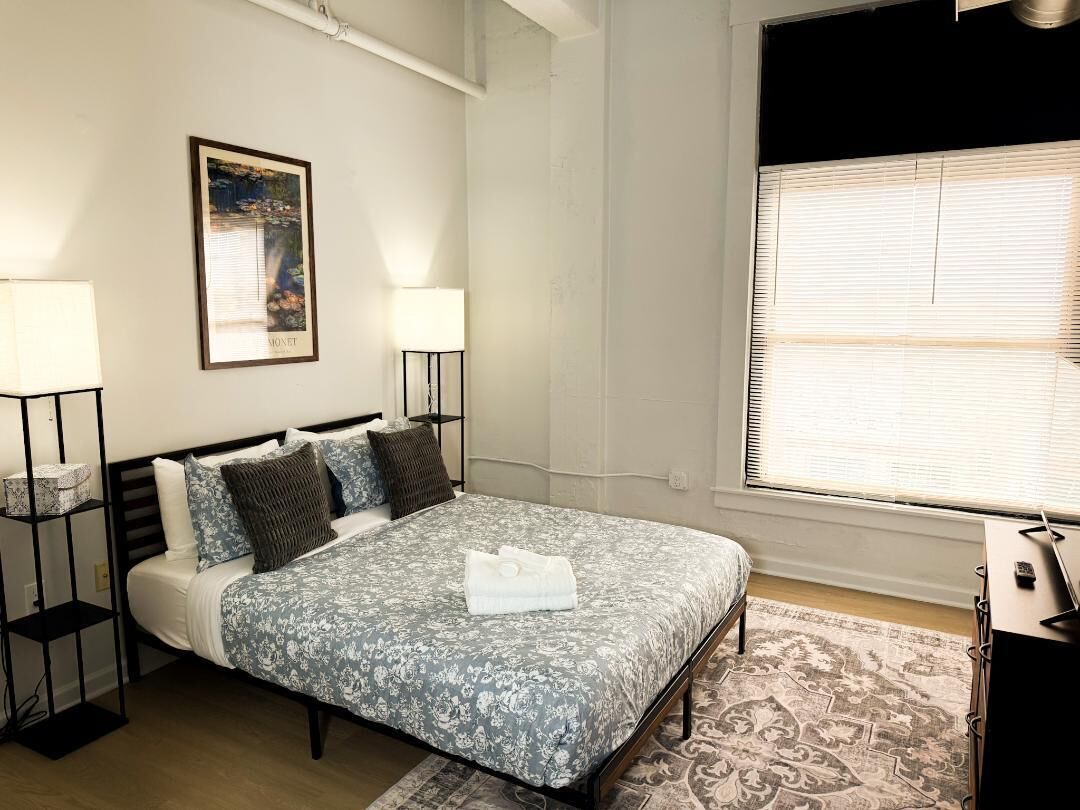 2 間睡房、書桌、熨斗/熨衫板、可攜式嬰兒床