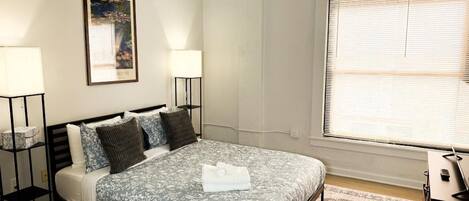 2 Schlafzimmer, Schreibtisch, Bügeleisen/Bügelbrett, Reisekinderbett