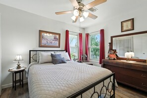 2 عدّة غرف نوم ومكواة/لوح كي وواي فاي وملاءات أسرّة