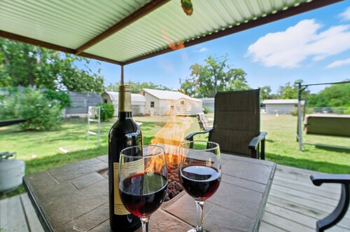 Hot Tub, Fire Pit, 8 blocks to DT+ Private yard!