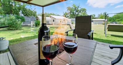 Hot Tub, Fire Pit, 8 blocks to DT+ Private yard!