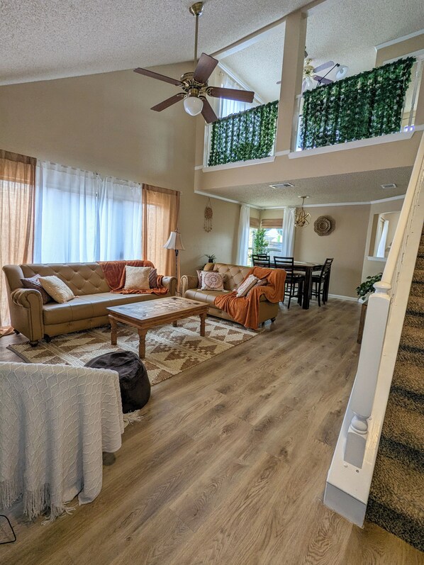 TV, fireplace - Comfortable 3 Bed 2 bath pet friendly home for 30 day stays (Carrollton)