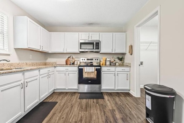 Microondas, horno, placa de cocina, lavavajillas