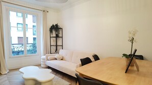 Un salon moderne avec un canapé, une table basse et une table à manger.