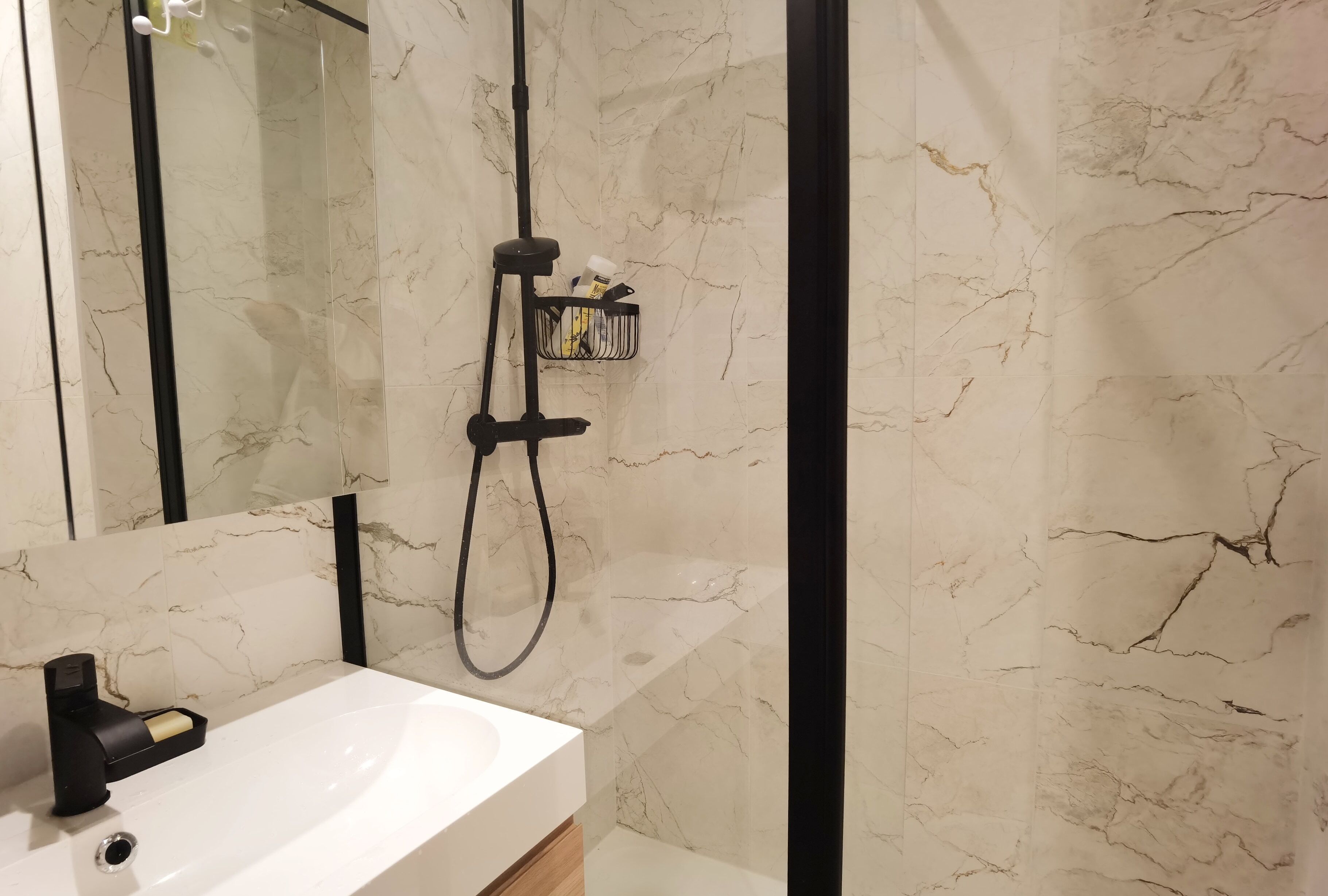 Regadera, secadora de cabello, toallas, jabón 