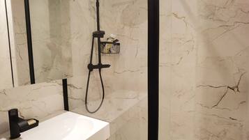 Regadera, secadora de cabello, toallas, jabón