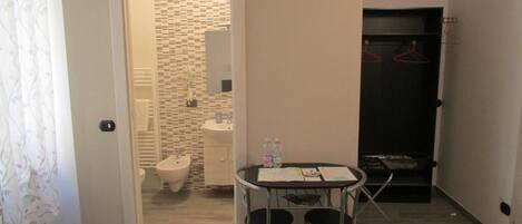 Een bureau, een laptopwerkplek, gratis wifi, rolstoeltoegankelijk