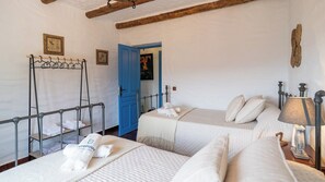 5 bedrooms, iron/ironing board, travel crib, internet