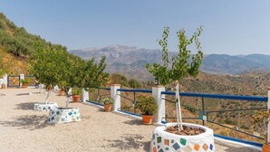A terrace with potted plants and a view of mountains. - Cortijo Miraflores Arenas by Ruralidays (Málaga)