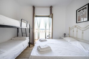 2 habitaciones, tabla de planchar con plancha, cuna de viaje y wifi 