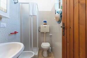 Douche, sèche-cheveux, bidet, serviettes fournies