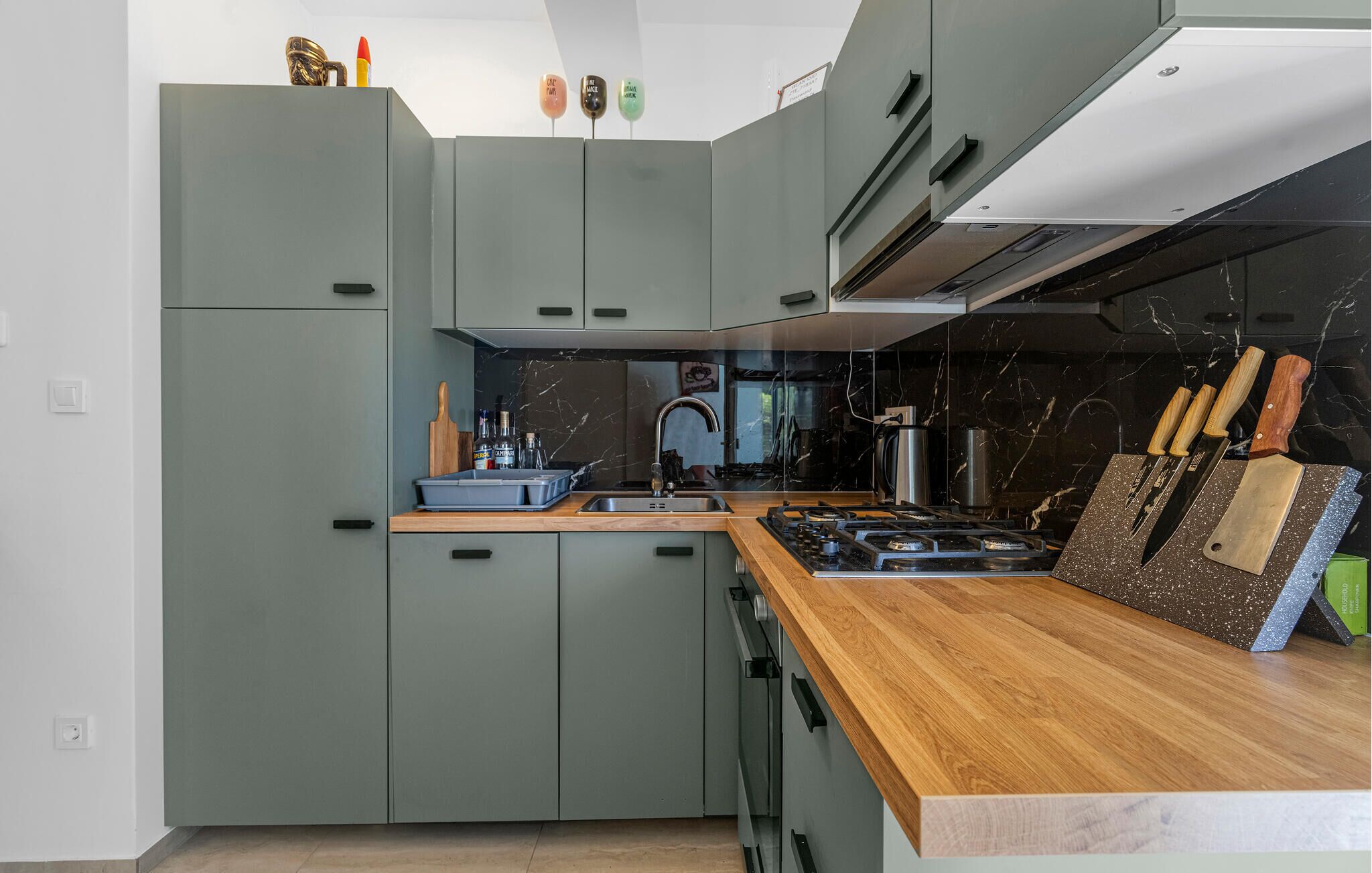 Fridge, dishwasher, coffee/tea maker