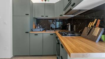 Fridge, dishwasher, coffee/tea maker