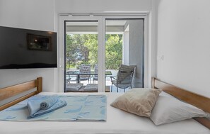 2 bedrooms, iron/ironing board, free WiFi