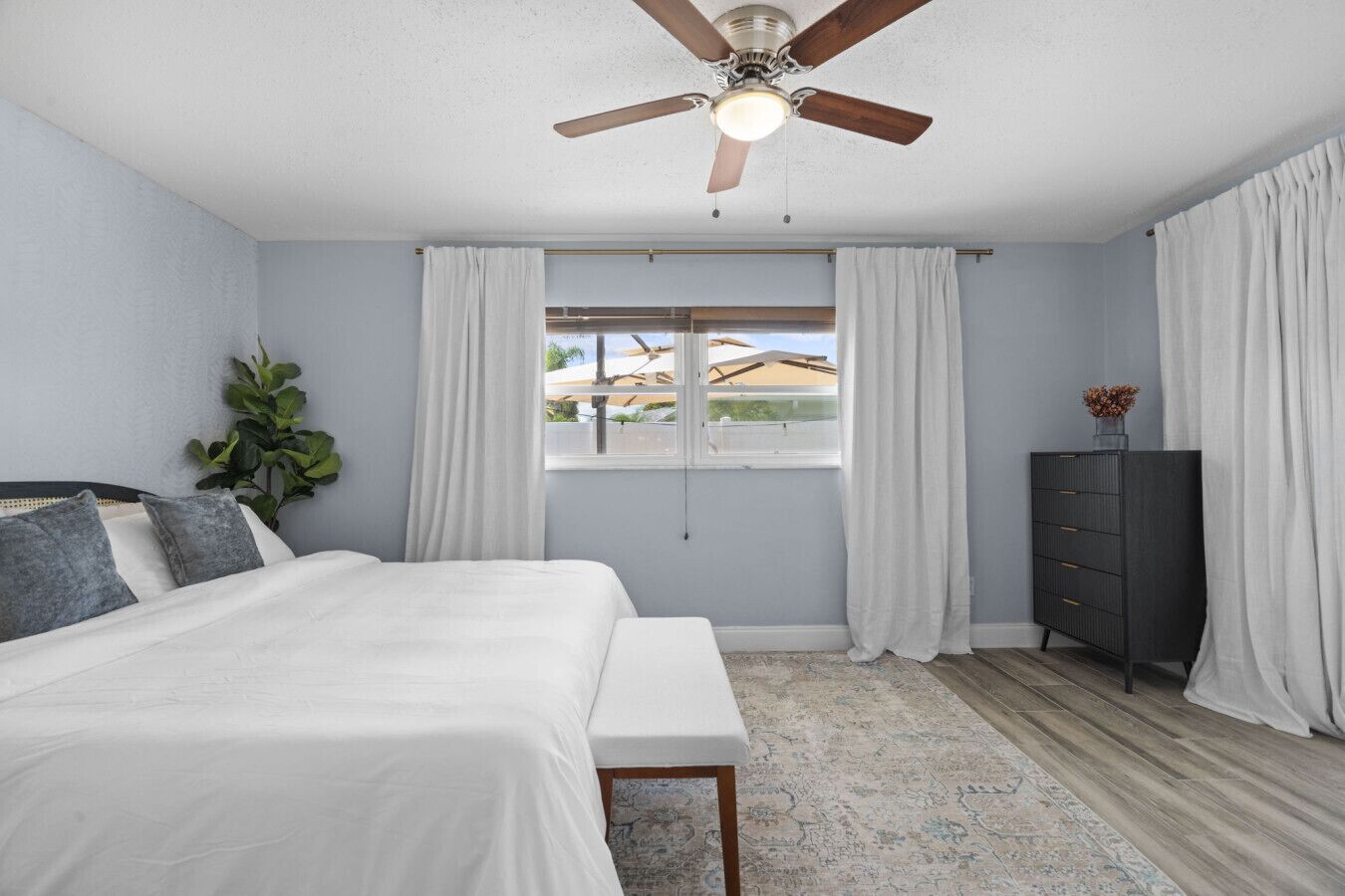 4 habitaciones, tabla de planchar con plancha, cuna de viaje y wifi 