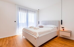4 makuuhuonetta, tallelokero huoneessa, silitysrauta/-lauta